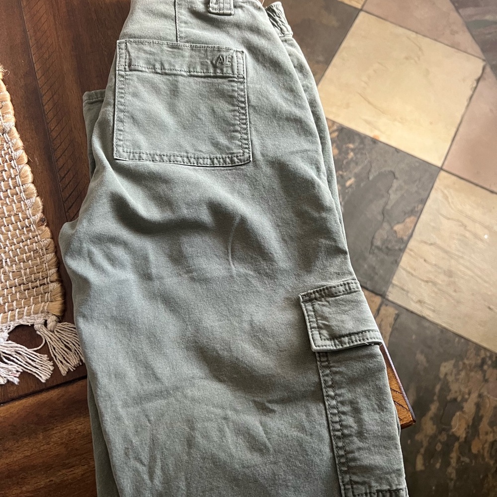 AE size 000 camo green stretch cargo pants